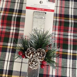 NWT! Holiday/Winter Wreath hanger with felt backing